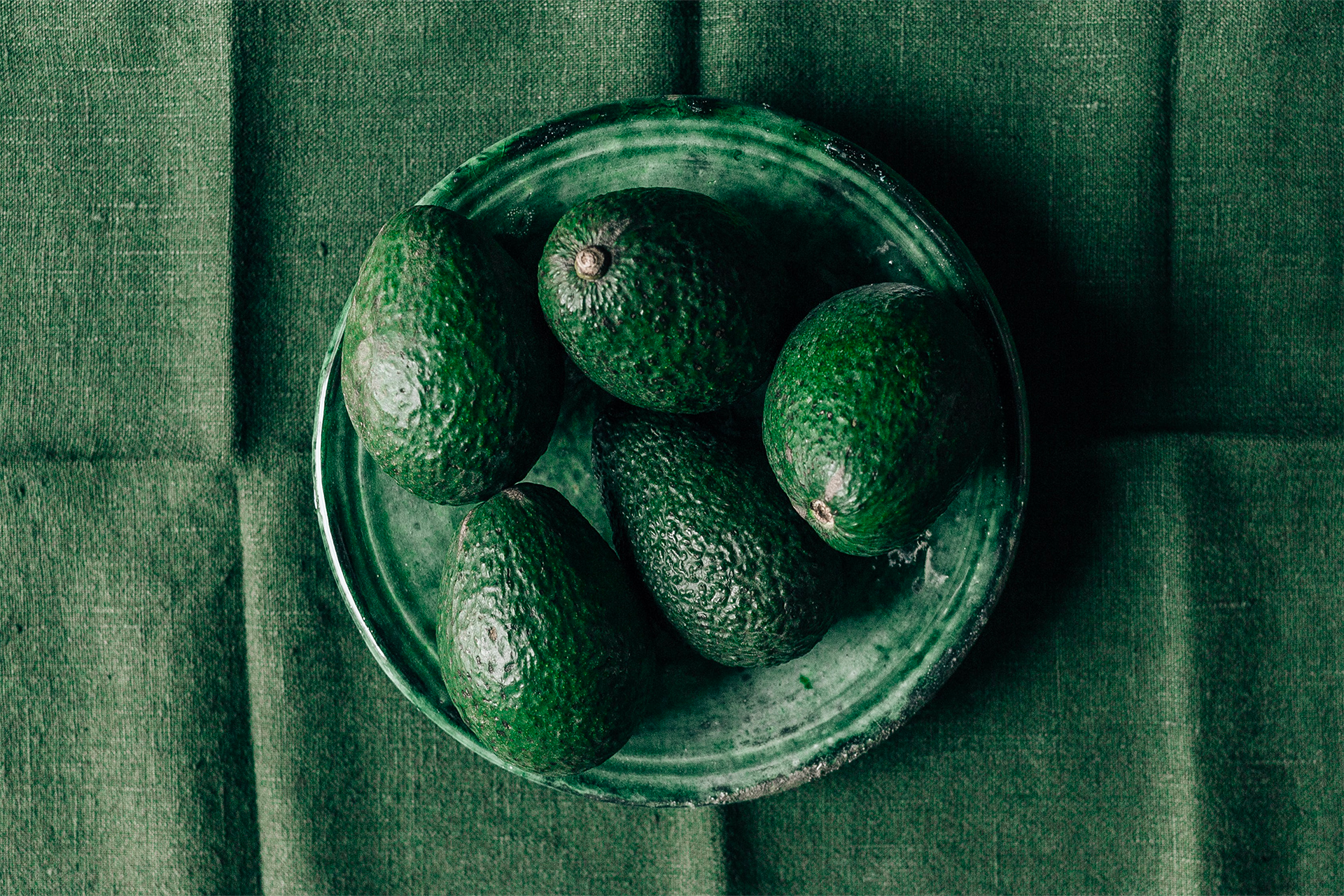 Grünes Tischtuch mit avocado